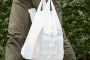 「レジ袋禁止」でプラスチックゴミが増加　エコバッグ製造で大気水質汚染、131回使わなければレジ袋よりもエコにならない