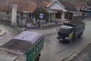【動画】これは死ぬ。砂利運搬三菱に砂利運搬日野が突っ込む事故。
