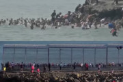 【衝撃映像】「国境が完全崩壊」スペインの飛び地にモロッコ移民が数千人殺到　最高裁が泳いで渡ろうとする移民を直ちに強制送還できないと判断したことが引き金か
