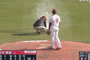 【画像】楽天vs日本ハム、試合中に水がめっちゃ出るトラブル発生