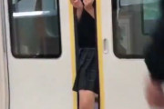 【動画】電車のドアで遊ぶＪＫたち  [8/28]