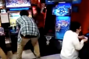【動画】オタクさん、ゲーセンで大暴れ