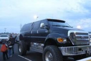 【画像】アメリカで普通に乗られてる、ちょっと大きめの車、でかい