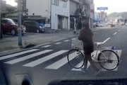 【姫路】パトカーの目の前で軽バンにはねられてしまうおばあちゃんが撮影される。