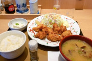 【画像】うわぁー、こんな貧弱な唐揚げ定食、見たことあるかｗｗ