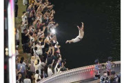 阪神優勝で「民度低すぎ…」「大阪の恥」恒例“道頓堀ダイブ”に「マスコミも煽ってる」批判殺到の裏「美しすぎ」「奇跡の1枚」飛び込み写真がネットで話題