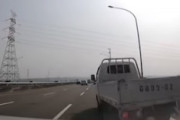 【衝撃】台湾の高速道路でフォルクスワーゲンが急加速事故。そのドラレコ映像が公開される。