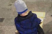 路上でひとりぼっちで炊き出しを食べる5歳の男の子。アイルランドのホームレス事情が浮き彫りに