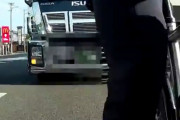 【悲報】トラックさん、チャリが邪魔でイラつき煽るｗｗｗｗｗｗｗｗ
