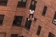 【動画】黒人さん、3階から飛び降りるもノーダメで逃走してしまう