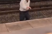 【動画】若者さん、今度は線路で踊ってしまう… 他、電車内を遊び場にする若者も…