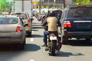 バイクのすり抜けは「アリ」か「ナシ」か！　両方に乗るジャーナリストの見解とは？