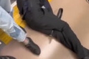 【動画】電車の床で力尽きとんでもない姿で寝ている2人の男、晒される・・ 衝撃動画