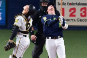 山田哲人　“捕飛”一転ファウルに　京セラドームの天井を直撃