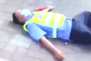 【動画】中国、市民から日傘で暴力を振るわれ、路上にブッ倒れる警察官～！w