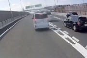 お盆の高速道路。大阪で目撃された阪神高速上で停車する軽自動車が怖いドラレコ。