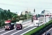 【動画】中国、高速道路でトラックが積荷の石膏版を後方にばら撒きながら走行する～！w