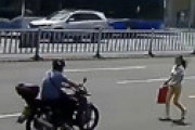 【動画】 車道の真ん中を歩く女さん 「どうせみんな避けるでしょｗｗ」 ⇒ バイク「オラァっ！」