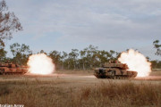 オーストラリア陸軍のM1エイブラムス戦車が「ガントレットストライク24」演習で実弾射撃を披露！