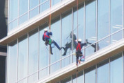 彡(＾)(＾)「おっ！ビルの外壁清掃してるやん！命綱切ったろ！ｗ」
