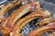 一人BBQの男「草地が燃えている」 河川敷約1000平方メートルが焼ける
