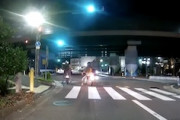 【大阪】事故の後がひどい。2台のバイクに信号無視の車が突っ込む事故の映像。
