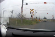 【衝撃映像】運転手「あっ、踏切閉まる…ブレーキっと」プリウス「！？うおおおおおおおお！！」