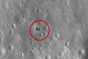 中国のロケット『謎の貨物』を搭載か、月に珍しい2重クレーター残す