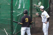【阪神】髙山俊に指導する今岡コーチ