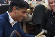 イギリス スナク首相、手馴れたハンマー使いで庶民派をアピールする