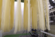 海外「機械から自作するなんて凄すぎる！」日本の食品会社、はくばくの製麺工場の内部を見た海外の反応