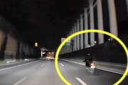 【動画】第二京阪バス全焼事故で、バイク転倒の瞬間とバスが突っ込むドラレコが公開される。