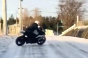【動画】チャレンジャーすぎるｗｗｗ雪道にスズキ・GSX-Rで挑んでいた人がｗｗｗｗ