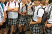 理不尽な校則に反発するため、男子たちがスカートをはいて登校し続けた、イギリスの「スカートの抗議」好き。
