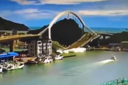 台湾に架かるアーチ状の橋がいきなり崩壊する動画が怖すぎる