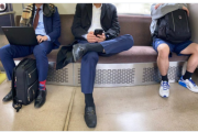 【画像】男さん、電車で「海軍三大将」みたいな座り方をしてしまうｗｗｗｗｗ