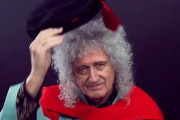 【かっけえ】バンド『クイーン』のブライアン・メイさん（74）、音楽活動で研究を40年中断した後に名誉理学博士号を授与！　「一時的に道が止まっても、旅を達成できるのです」