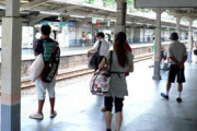 チラチラと電光掲示板を見ながら電車を待っていたんだけど、いきなりおじさんに話しかけられた。