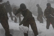 陸上自衛隊員が岩木山の山頂付近で除雪作業、観光シーズン前に弘前市の依頼受け…第39普通科連隊！