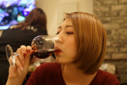 【悲報】陰キャ大学生俺氏、サークル飲み会でブス女先輩に無理やりベロチューされる