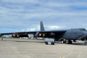 B-52戦略爆撃機「乗組員が減る可能性がある?」…運用70年目を前に大改造を迎えるおじいちゃん機！