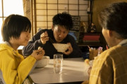 映画『護られなかった者たちへ』佐藤健の”箸の持ち方”が話題のうどんシーン解禁