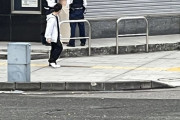 【悲報】信号を守って横断歩道を渡っていた26歳の男性、逮捕されてしまう