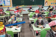 【中国】新型コロナウイルスへの秘密兵器！宋王朝・趙匡胤のアレからインスパイア！小学校に導入された「ソーシャルディスタンス帽子」