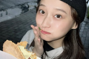 影山優佳、大阪名物たこせんを”ぎゅーってして”食べる姿に「ビジュ良すぎ」「めっちゃ可愛いーー」
