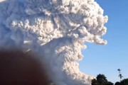 インドネシアのシナブン山が噴火し、噴煙が5,000m上空まで吹き上がる映像が話題に