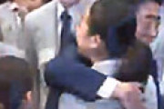 【動画】 橋本聖子氏、嫌がる浅田真央に安倍晋三氏とのハグを強要していた　髙橋大輔キス問題から2ヶ月後