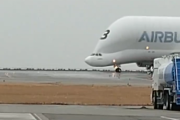 【動画】神戸空港にとんでもない飛行機が到着する