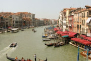 「観光客が姿を消してヴェネチアの水路が異常にきれいになってきた…」魚も見える透明度