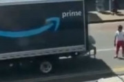 【動画】陽キャ外国人さん、路上でAmazonの受け取りをしてしまうｗｗｗ